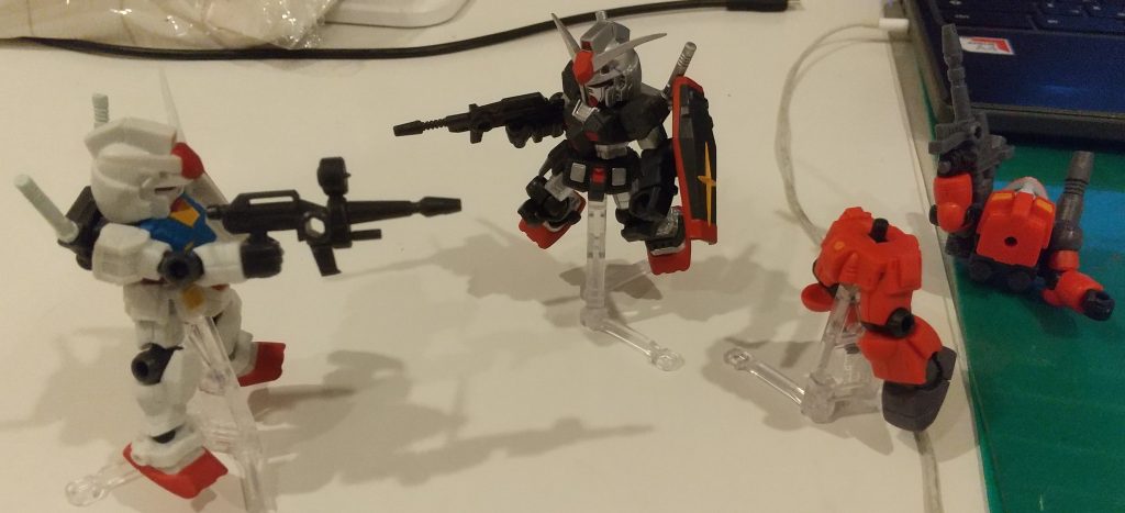 劇中再現2キックもやろうかと思ったんですが、左のガンダムは関節がふにゃふにゃなので諦めました。