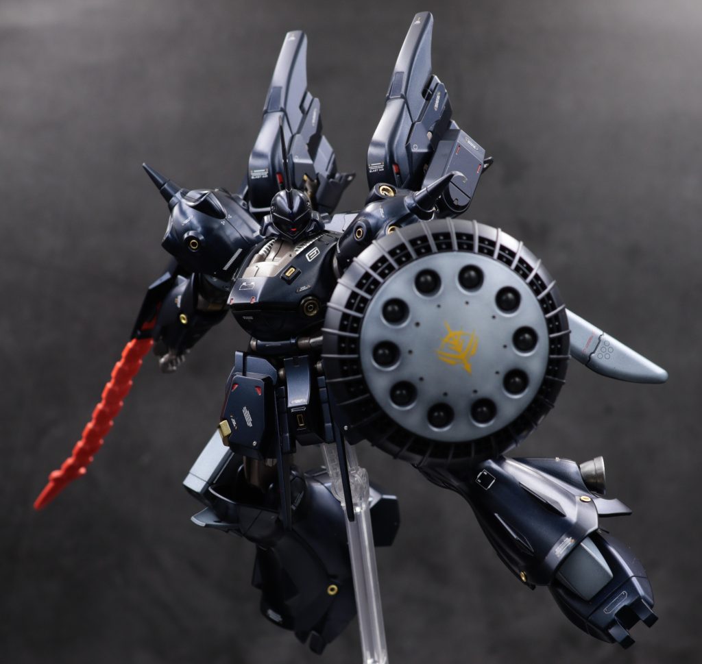 一番の見せ武器のヒートソードです。レギンレイズ・ジュリアから流用。刀身が伸びた状態は蛍光塗装でグラデーションし、発熱状態を再現してみました。