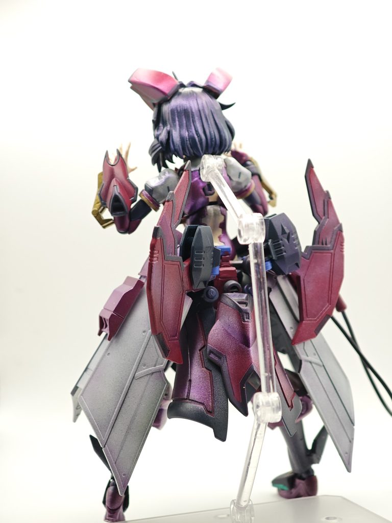 後ろ姿…。使用キットは30MSネヴァリアをベースに旧キット、Gジェネ47のガンダムエピオン、30MF用のクラスアップアーマーなんかを使用しています。