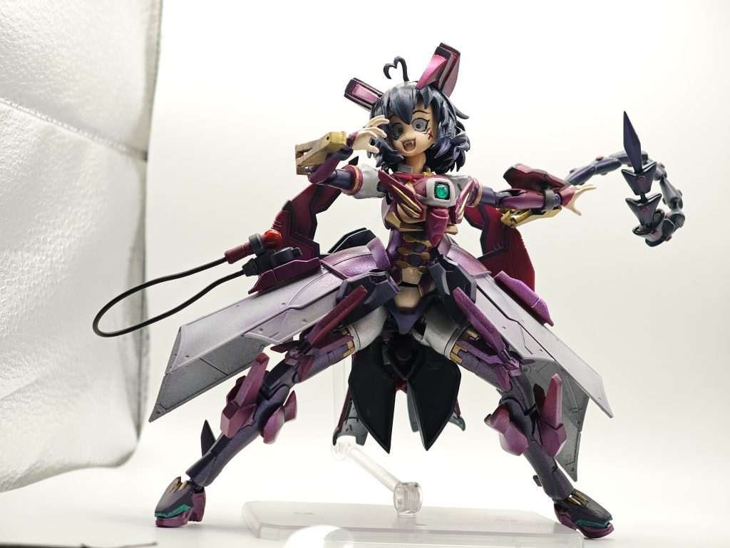 とうとうはっちゃけた顔…「ヒートロッド」エピオン由来の武装、ガンダニュウム合金を容易く溶断する程の高出力を誇るが普段はギリギリヤケドしない位の温度に調整されている。また、シバいた物体をモビルドール化させ使役する特殊能力の発動にも使用される。この際発生するMDはリーオーやビルゴといったガンダムW本編に登場したものに限らず使用者のガンダム知識に影響されるためガノタであるほど多彩なMDが誕生する。最近のお気に入りは…ラフレシア