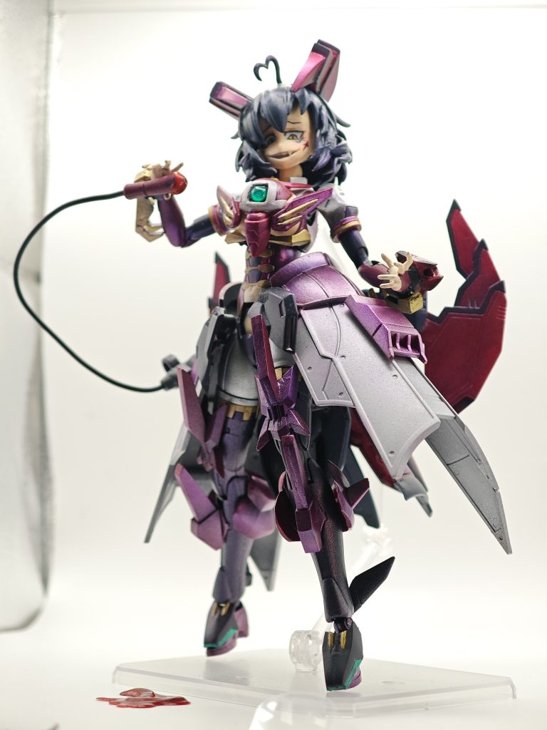 ドS顔…「ビームケルツェ」エピオンのビームソード由来の兵装、元の兵装同様にジェネレータに直結されており巨大なビーム刃を発生させる事も可能だが普段は…粘度の高いメガ粒子を垂れ流す位の出力に調整されている、当然こちらの温度もギリギリヤケドしない程度。ちなみにケルツェはドイツ語で「蝋燭」です。