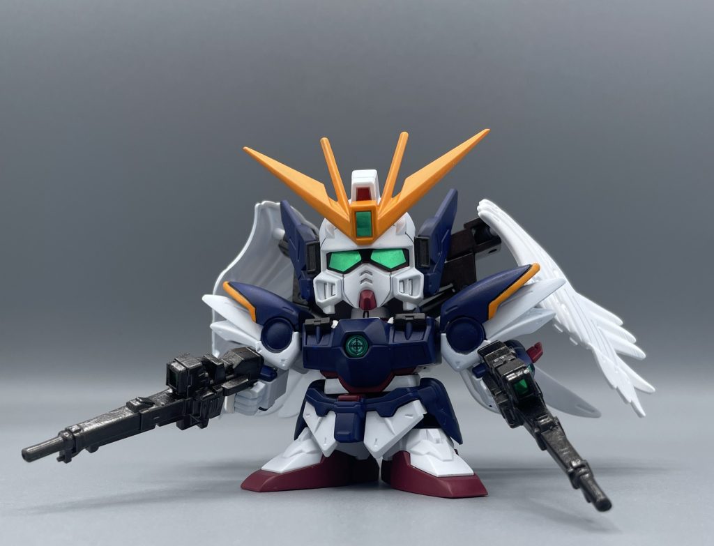 XXXG-00W0 WING GUNDAM ZERO CUSTOM 最近では、「ウイングガンダムゼロEW」の呼び名が定着しましたが、当時の違和感はハンパなかったですよねー。「いやいや!こいつはゼロカスじゃろ!?」と友人と議論したのを覚えています(笑) しかし、このSDキットは「ウイングガンダム ゼロカスタム」が今でも正式名称なので、堂々とゼロカスを名乗ることが出来ます。こんなに嬉しいことは無い(´;ω;`)ブワッ