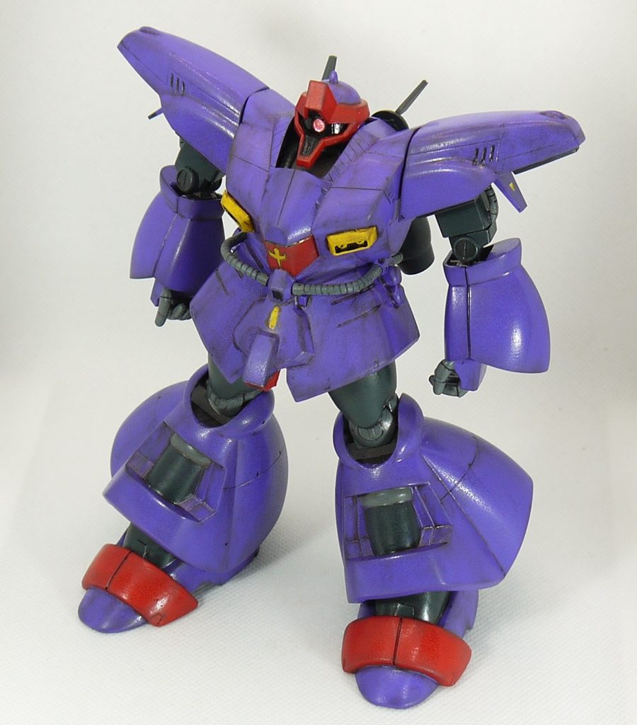 　塗り分けを楽にするためラッカーと水性アクリル塗料を併用しているので、ラッカー系の光沢トップコートを吹いてから、リアルタッチマーカーや水性アクリル塗料でスミ入れを行っています。　　リアルタッチマーカーとウェザリングマスターで軽めに汚しを入れ、つや消しで仕上げました。