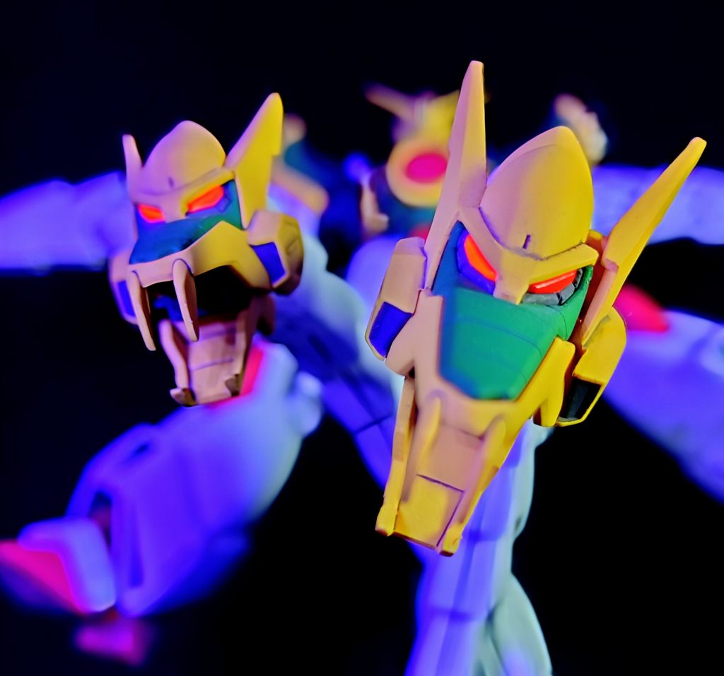 自在に伸びて噛み付いたり拘束したり火炎放射したり本当に便利な武器ですよね。クローの両眼はソリッド赤の上に蛍光赤を吹き付けているのでブラックライトで光ります。少し雰囲気出たかな?本体センサーやツインアイも光るんですが頭部の形状的な問題かこっちは中々良い感じに光らず…。