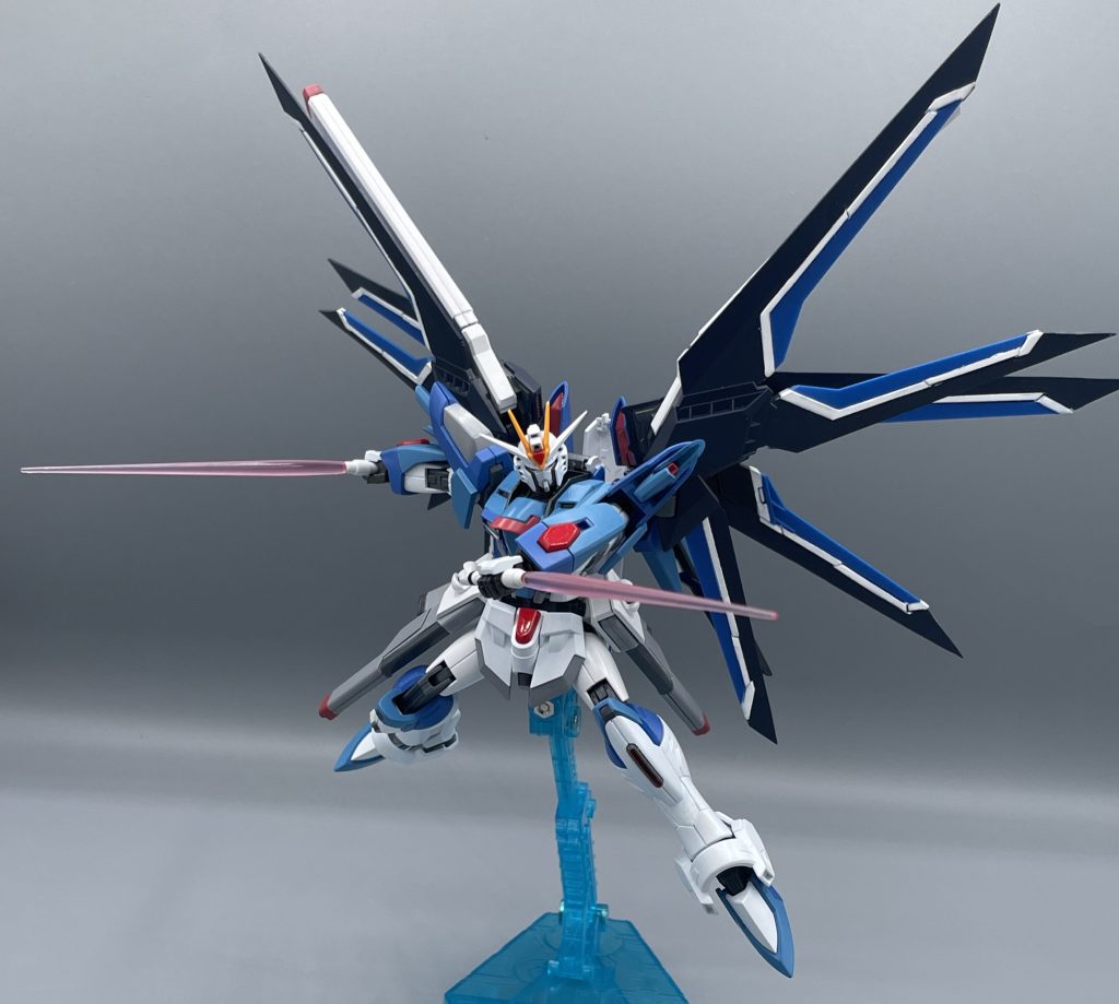 ヴェルシーナ ビームサーベル 映画上映前は、「リガズィなんじゃね?w」などと友人と笑ったものです。しかし、映画を観たら歴代で最も好きなフリーダムになっていました。…あ、リガズィも勿論好きですよ(^^)