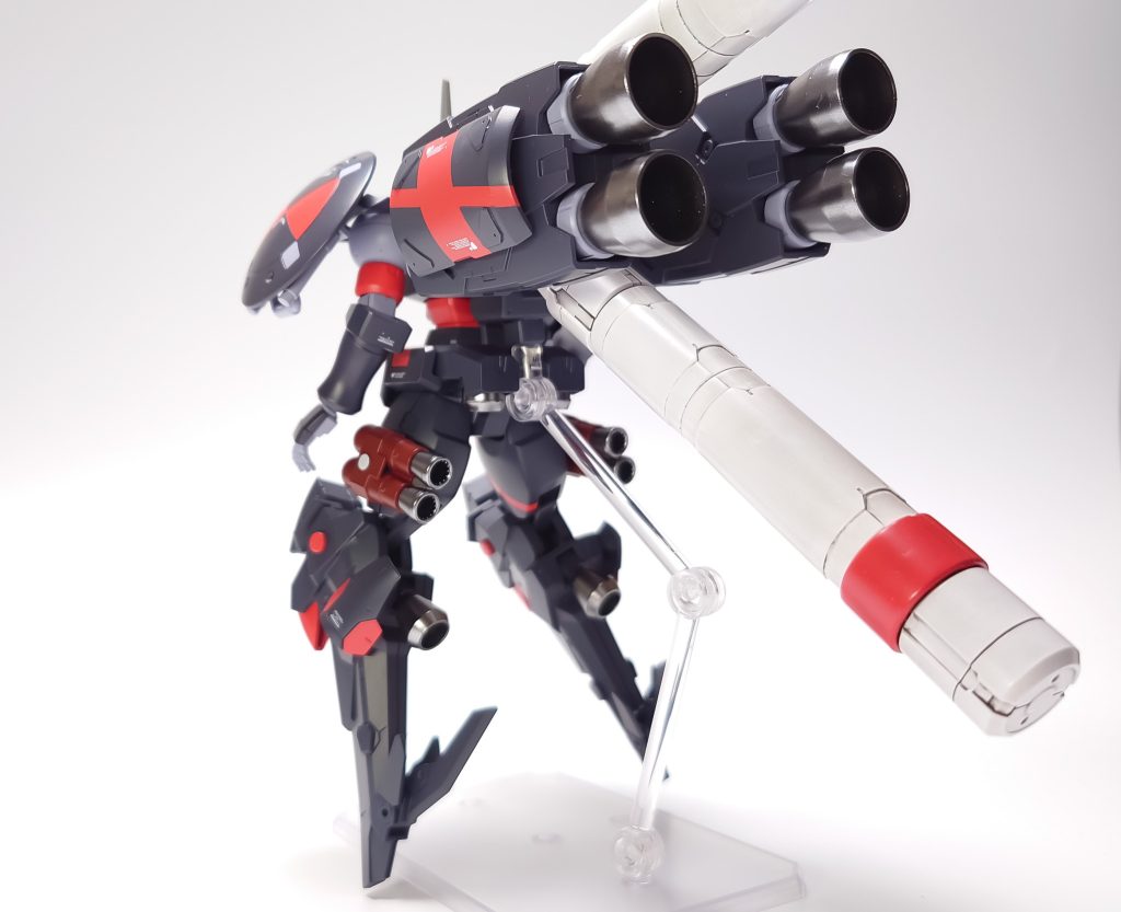 見ての通り超後ろ重心なのでスタンドはバックパックを支えてリーオー本体はバックパックにぶら下がっているような状態です