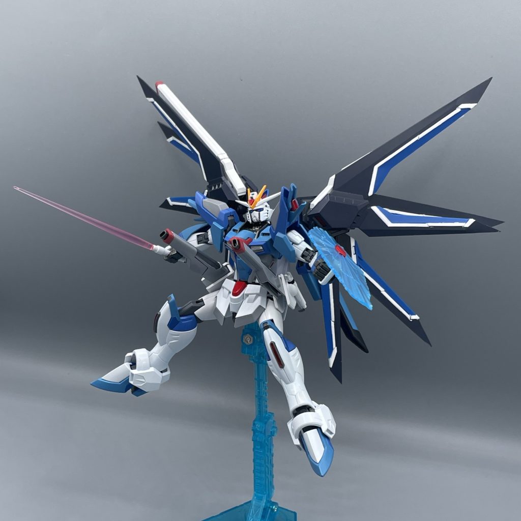 ヴァイパー3レールガン&インフィクタスビームシールド 劇場版では惜しくもブラックナイトにやられてしまいましたが、ちゃんとキラ君を守り切ったライフリ。最終決戦ではストフリ弐式に出番を譲ることになりました。    しかし・・・ その後の世界平和維持活動に使われたのは、このライフリなのではないかと考えています。あくまで私見ですけどね(^^;笑★オルフェ達との戦いを終えた後の、妄想 if 設定です↓↓https://gumpla.jp/sd/2208421