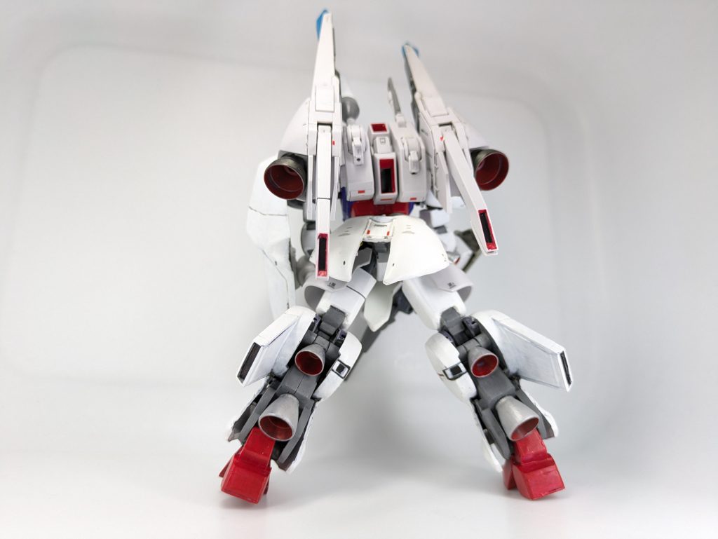 第二世代と第四世代モビルスーツの中間を示唆するバックショットですな。