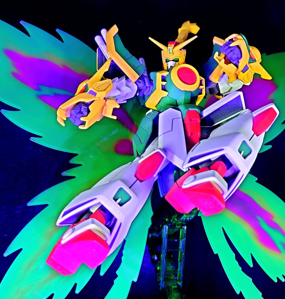 「真・流星胡蝶剣!燃えよドラゴンガンダム」この回でドラゴンのファンになったという人も多いでしょう。ストーリーの流れもゴッドとの戦いも文句なしでした。まさに必殺技というものを引っ提げてきてカッコ良すぎです。そう言いながら画像は腕有りなのですが。試しにブラックライトと普通のライトを同時に当ててみたのですがこれだと機体の色はマシになってもやはり蛍光が目立ちませんね…。でもツインアイは良く見えるかも?