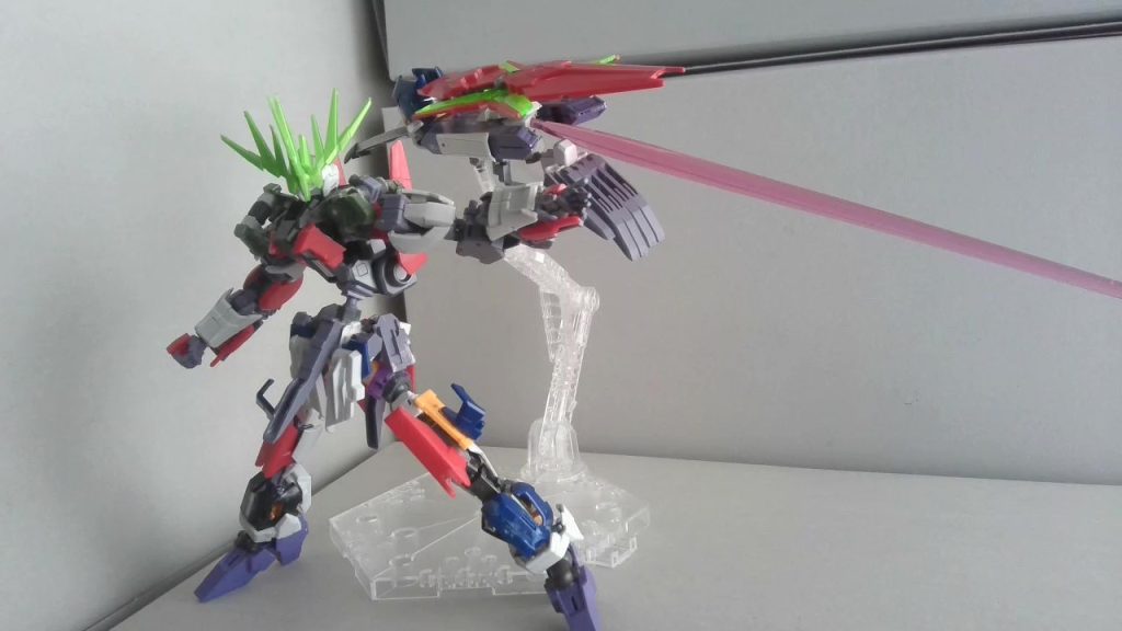 【複合兵装:バライタル】機体の性能向上のために開発された。普段は盾として機能するが、ほかにも、大型クロー、大型サーベル生成機、メガ粒子砲も装備されている。また、場合によってはファンネルとしても使用できる。