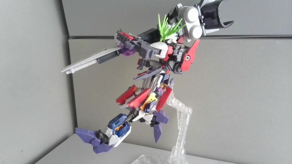 本編の前に武装です。【大型ビームランチャー:ガボウス】アルバトロスのチャージ時間があまりにも長いのでと作られた。しかし、エネルギーを宇宙空間中からタンク供給に変えたため、大型化してしまい、取り回しが悪いという本末転倒な武装であるため、パイロットは一度使用して以来使っていない。