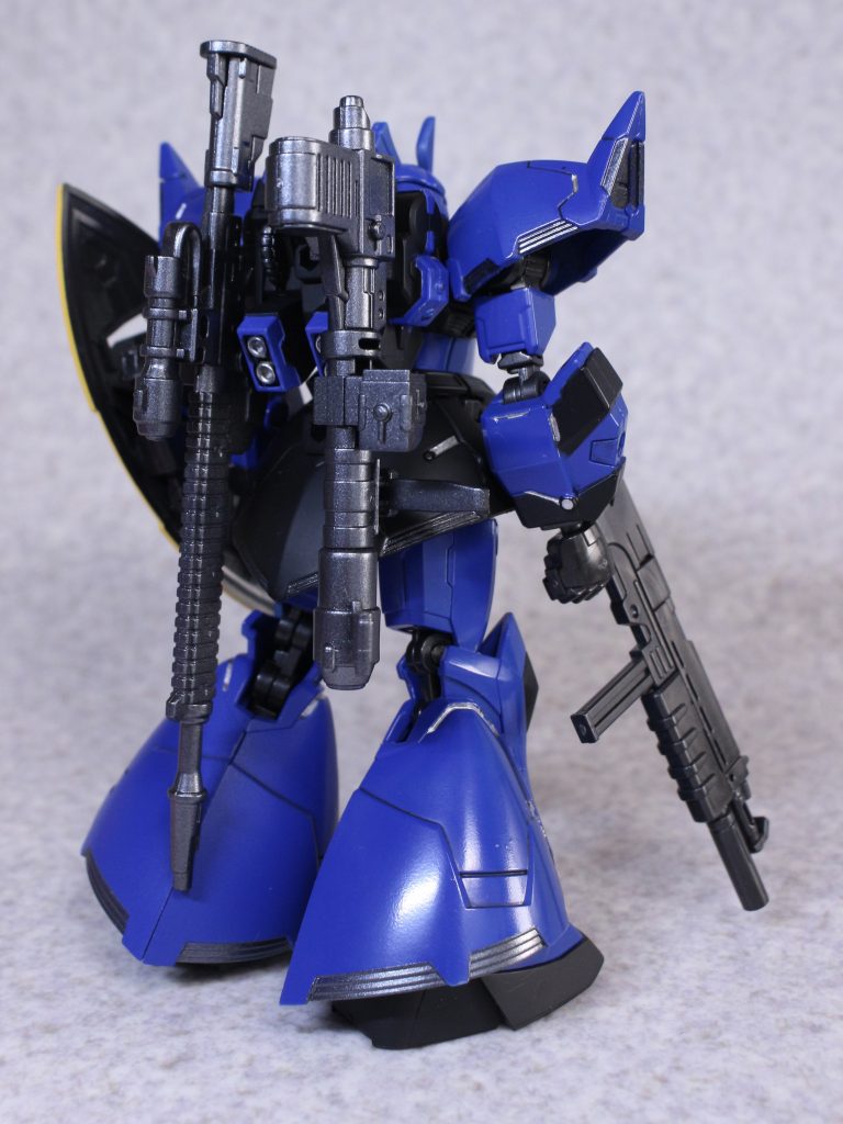 今回はゲルググが高機動型バックパックにロケットバズーカ、大型ビームライフルと付属品が盛り盛りなので争奪戦になるかな?と思い発売日に確保しに行きましたが意外とゲルググは後日でも残っており争奪戦になったのはハンブラビの方だったようです。(3機揃えたいだろうしね…)通常ビームライフルは付かなくて残念と思いましたが通常ビームライフルは前弾のシャア専用ゲルググに付属だったんですね、ノーチェックでした。こっちはライフル、ビームナギナタに加えめぐりあい宇宙のサーベル状のビームナギナタも付属しているようでこっちの付属品も良い…