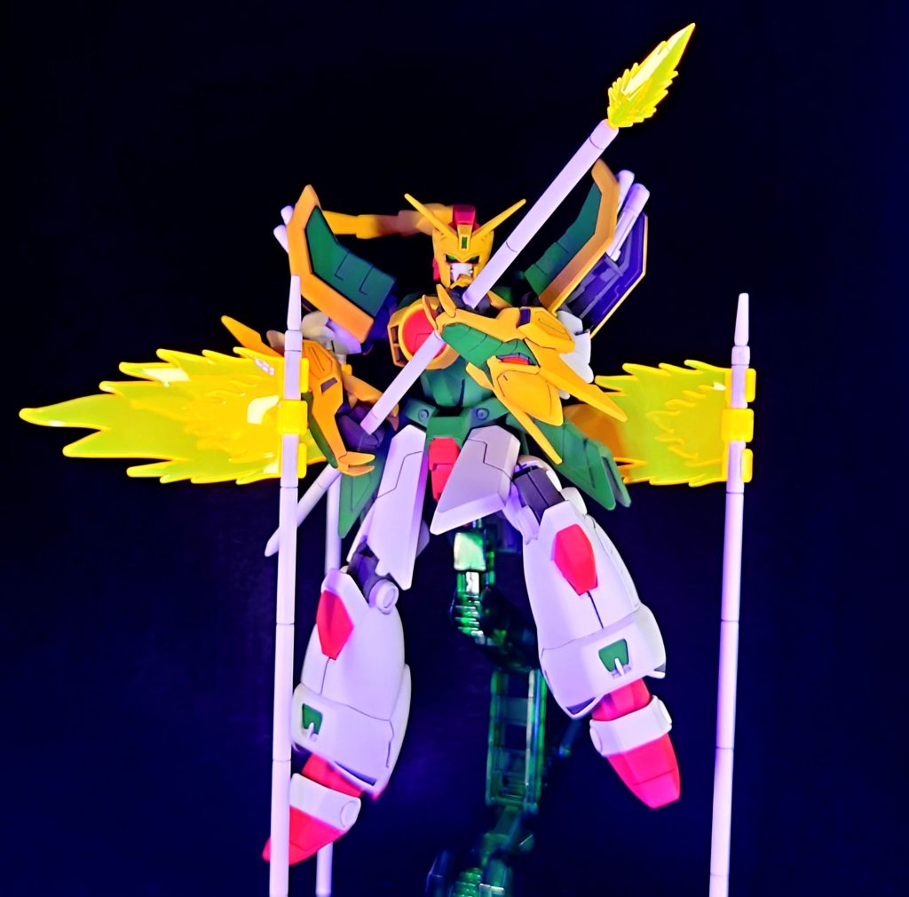 フェイロンフラッグアニキ!オイラの姿が、見えるかな?この武器だけでも棍・槍・旗での目くらましなどやれることが多いドラゴン。クリアパーツはブラックライトで光るのでそのままにしてみたのですが自分好みの色で塗ってあげるのも良いですね。