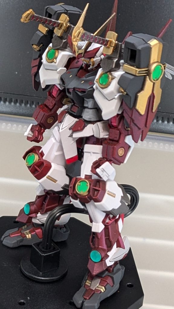 やはりこの機体といえばの刀はデフォルトでは白単色で、シールによる色分けが施されるのですが気合を入れかなり細かく塗り分けをしました。難を言えばやはり水性系塗料の弱点である塗膜の弱さが、刀を握った際や、独特の肩へのマウント時に引っかかった場所で塗膜ハゲがどうしても発生してしまうことでしょうか。トップコートを吹いたとしてもここら辺は現状で、自分のスキルや工程ではどうしても塗装ハゲが起きてしまうため、諸先輩方からのアドバイス等頂ければ非常に勉強になりますので、もし良ければコメント等で教えて下さい。