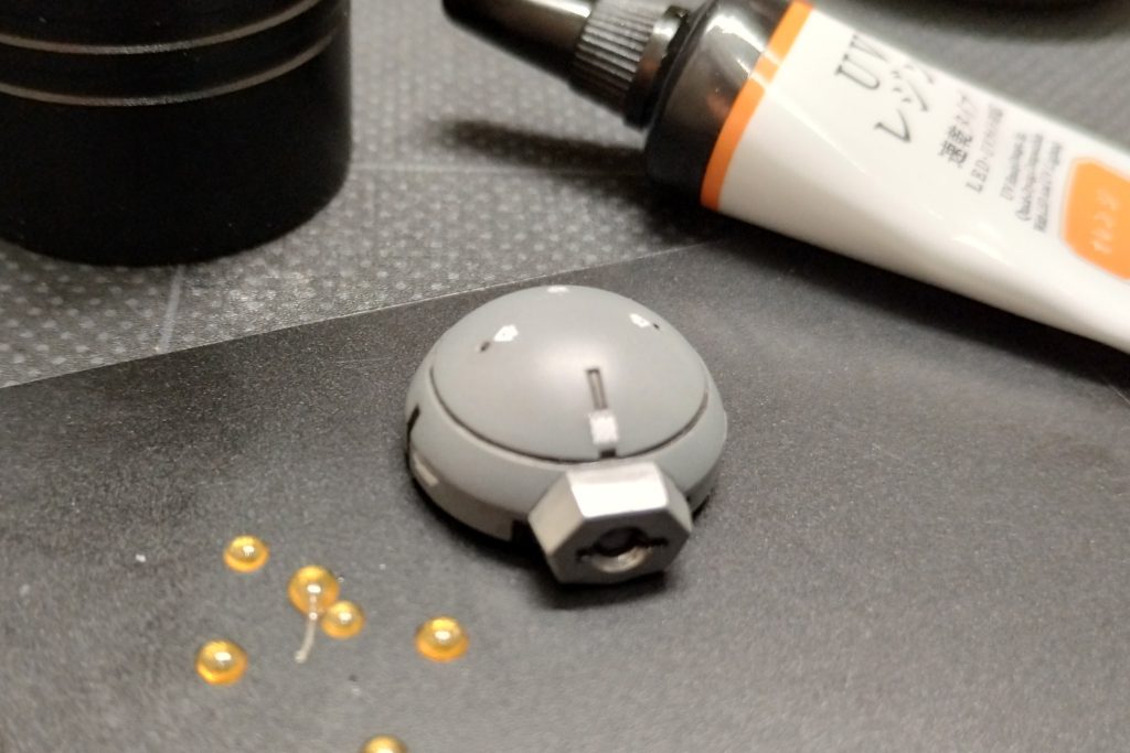 バックパック側の頭部モノアイ（？）にはオレンジ色のUVレジンを取り付けています。