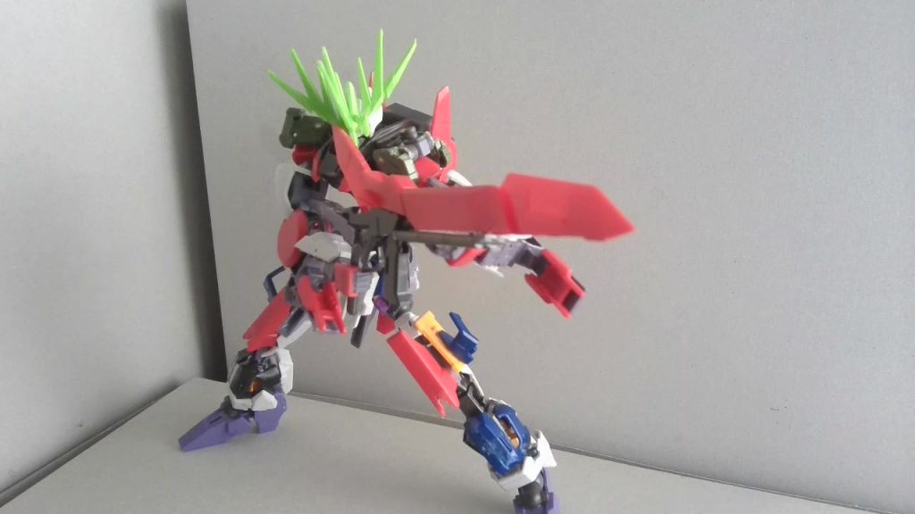 【試作超電磁砲:アルバトロス】戦艦の主砲級の威力の高密度ビームを発射する。しかし、ビーム粒子を宇宙空間から集めるためチャージ時間が長くなり、最高出力になるまでは10分ほどの時間を有するため、最高出力ではほとんど使われない。