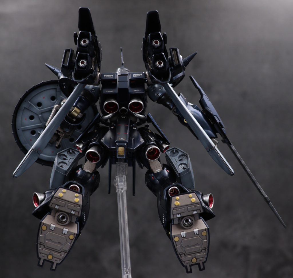 高機動近接特化ということでバーニアマシマシで。腰がそのままではスカスカなのでフロント・サイド・リアアーマーを追加してみました。それに伴い、腕と脚を関節部にスペーサーを入れ延長してます。 