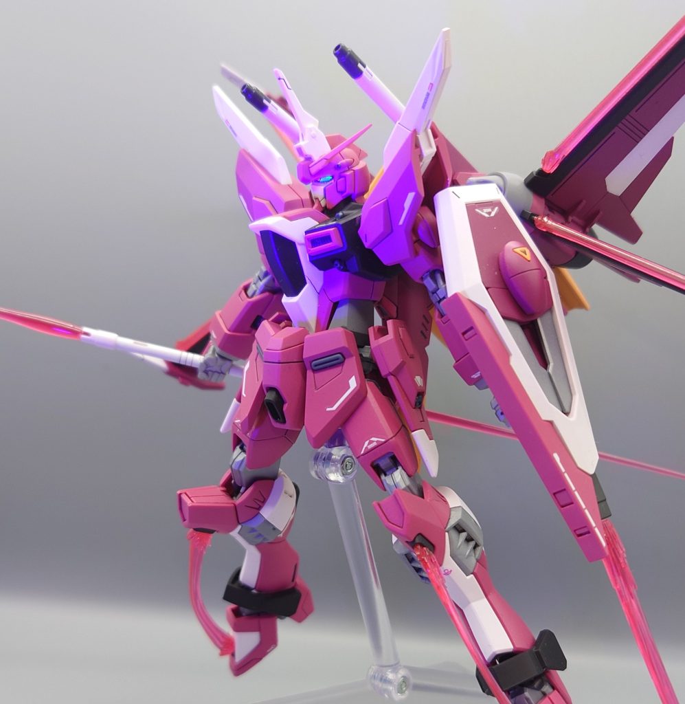 ツインアイは蛍光塗料で塗装しましたが、もってるブラックライトだと範囲せまくてめっちゃ浮いたのでブラックライトなしで撮影しました。