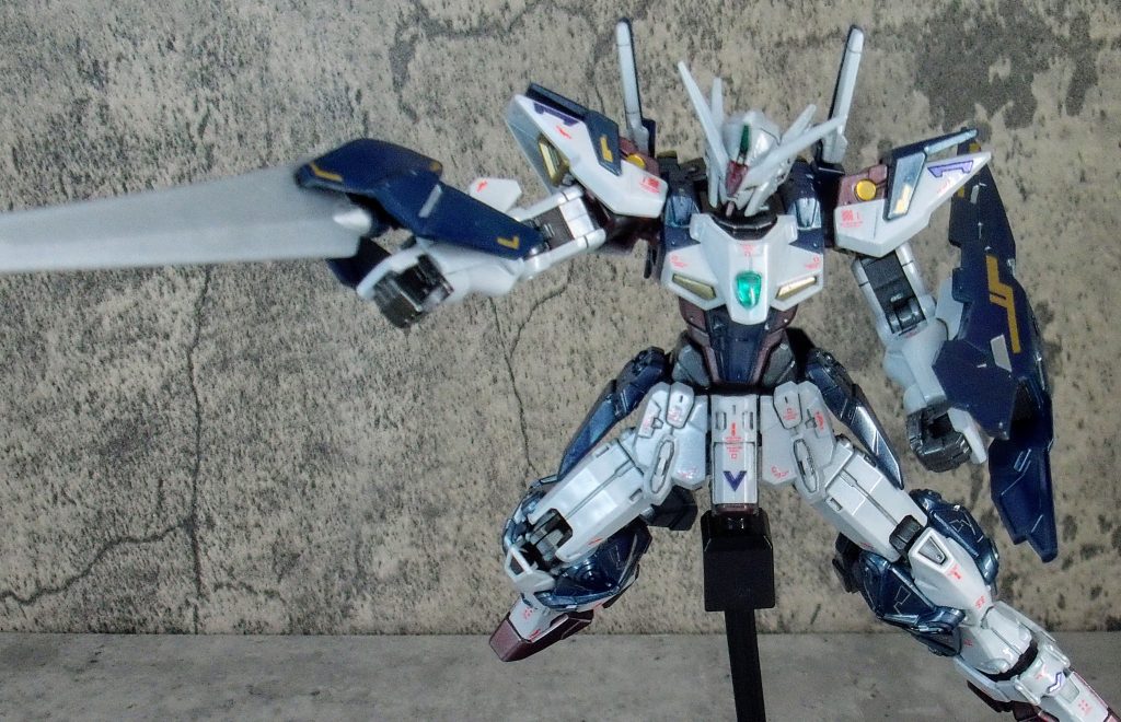 右腕の剣はエクシアの剣をイメージして作っています。