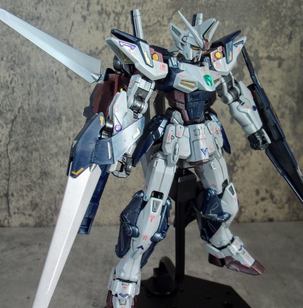 バックパックには右腕の剣の替え刃を4本用意して継戦能力を向上。