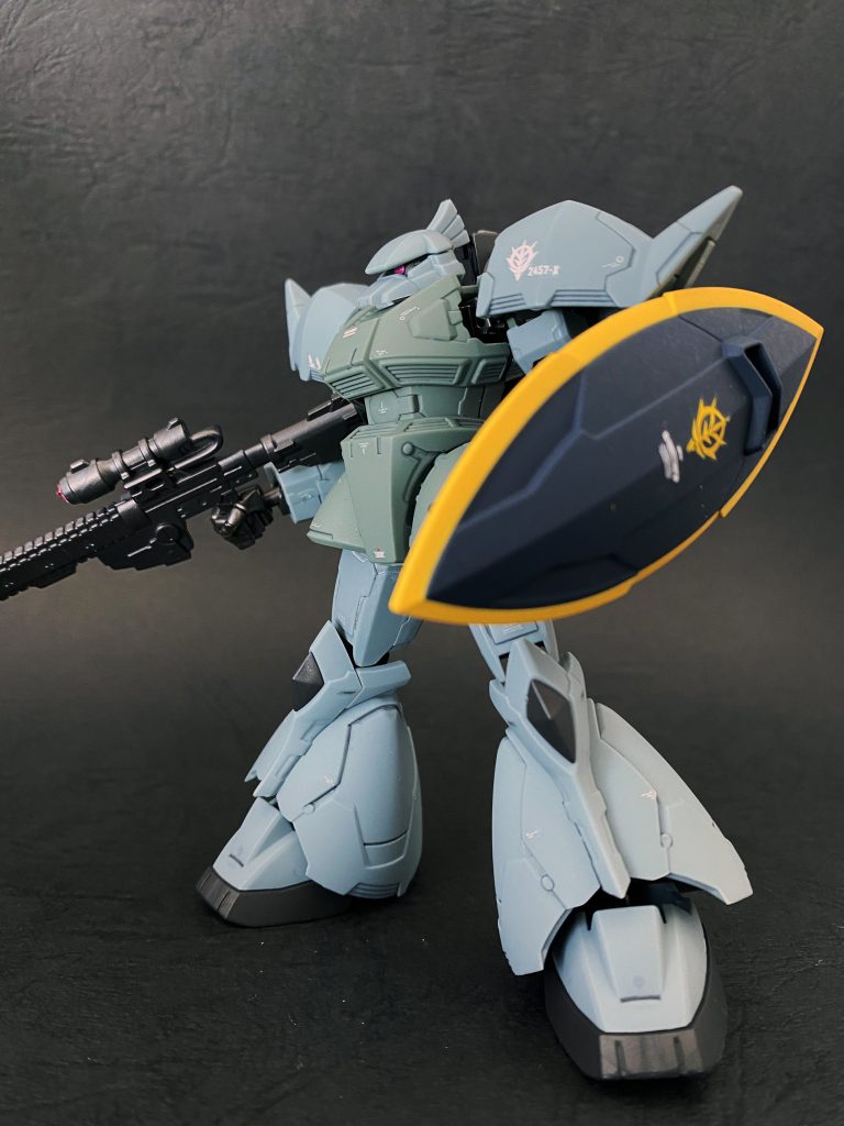 シールドのジオンマークだけ黄色で本体側の白と差別化してポイントに。