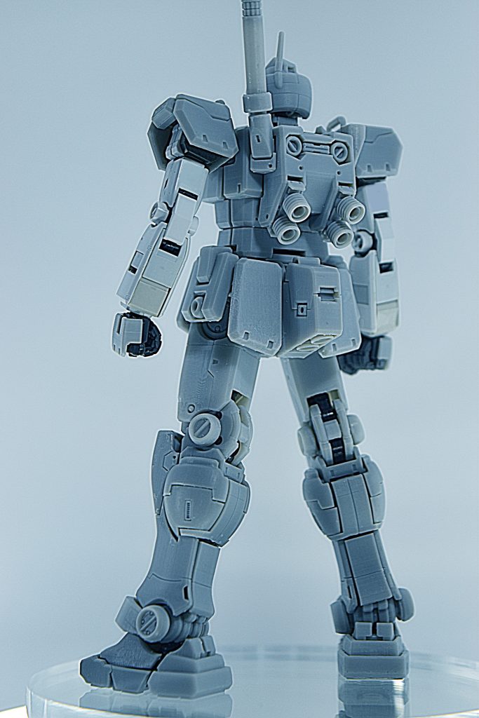 ●改造/造形 基本は別途作成のVer,kaガンダムに準じます。同時進行でした。 …そちらに記載の理由で半端な仕上がり申し訳ない。・後期型を作成する為に基準としてまず初期型頭部を作成。 量産化で過剰・検証用装備削減されるなら当然小顔になると設定。 結果、簡素な形状でも等身UPで男前に見える。・後期型の頭だけZ世代風角面構成に違和感が拭えず(私感)、RX-78風 曲面構成細面に改変。・ランドセルはそのまま共用で。高機動型とかいろいろありますが、 オリジナルが好きなので。サーベルコネクタ2個のままで1本のみ 装備が運用上最適と考える為外してもいません。・膝前面に分割構造(フレームの膝アーマー基部可動に適合する為)。・武装は専用サブマシンガン(短)をチョイス。機動性重視の武器は ガンダムに持たせて無双させたい。スプレーガンVer,kaは作成中。