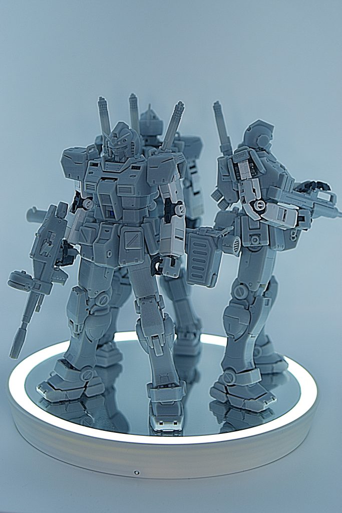 ●終わりに 量産初期で生産/供給/修正/配備時期に現地都合の流用/加工。 そういう機体混在が楽しいっす。 ジムを複数並べ囲まれ微笑みながら…寝込んでます(笑)。 今回、RG改造作業に正面から向き合った経験を通して、禁断のRG フレームに対する改造への可能性が見えたのは大収穫でした。 本作とは無関係ですが「骨折しないRG:Z」とか見えてきたり…。 が、まずは体調復活したらこの各部差替え延長線でアレンジ抑えた 塩味(?)RGパワードジムや、RGのAlex:Ver,kaやりたい…。  …改めて色々と温かい目で許されたい。m(__)m