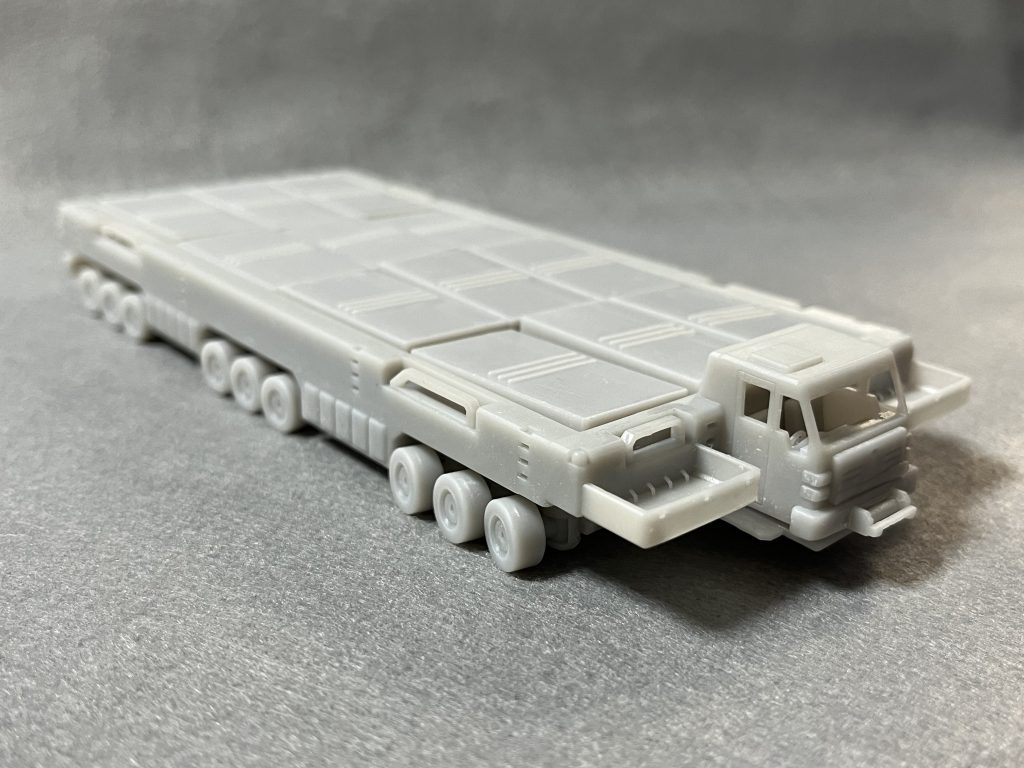 各荷台プレート(12枚)内部は可動軸(シーソー)と簡易サス構造(圧縮バネ注文中・サイズも選び買えるいい時代…)。写真ではバネがないので無積載でもガタついてます(笑)。ガンダム系MS(ランドセル/ダックテール)が整然と積載された場合にフィットする想定。各タイヤ各自で舵角OKも、リンク機構は…逃げました(^^;)。