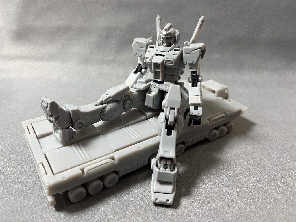 ●造形本作で今回やりたかったのは、積載中の架台の沈み。とんでもない重量物の積載・架台上での起動に際し、剛性で受け止める車種もあれば、緩衝構造で偏重応力(重量)に沈み・ズレて適応する車種もないかなぁと妄想・表現。何より積載MSの腰や足元の沈みで、重量感(リアリティ)が出ないかなぁと…。