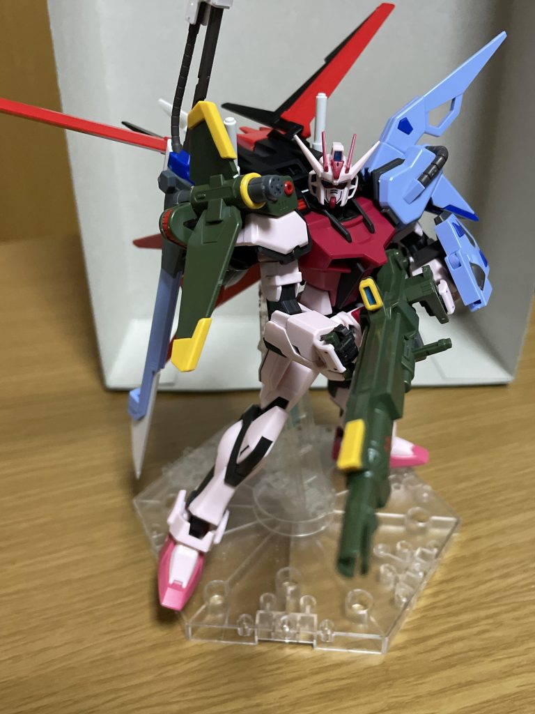 アグニを構えて。 アグニのセンサーは、塗装したシールを切って貼り付けています。 総じてこのオプションパーツセットのキットは成形色レベルでの色分けが素晴らしいのがウリの一つだと思います。ですが、ソードの肩は合わせ目が出来るし、ポリキャップレスなのでゆるゆるになりやすいので、いいところもあれば悪いところ?もありますね。