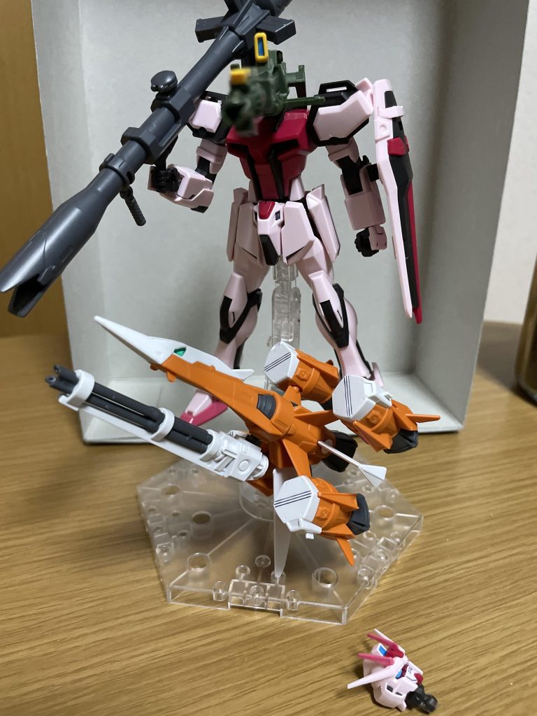 こんな遊びも出来ます。アグニ直下の3mm受けに、ガンバレルストライカー付属のジョイントを使うことで、ルージュの首ボール受けに付けることができます。なんともシュールですね…。 今の自分のアイコンのそれも、同じ方法でガンバレルを接続させたものです。下手すれば対艦刀も付けれると思います。余談ですが、股下のベース接続穴はグラグラしてあまりアテにならないんですよね。これは、完全な3mm穴じゃなく、リアアーマーも含めて軸受けだからだと思います。