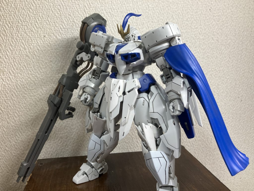 マントを外し別の武装を付けみました元々のトールギスⅢのパーツが壊れてしまったのでどうにかして治そうとしましたが治らなかったので別のパーツを使って改修していく事にしましたそのおかげで楽に武装とマントの交換が出来るようになりました