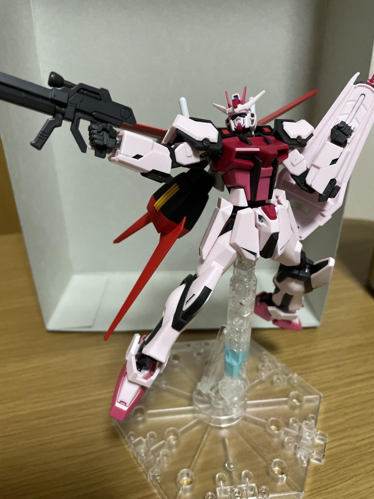 エールストライカーを付けてSEED撃ちポーズ。何気にこのエール装備は、パーフェクト用のギミックがあるほか、色分けがHGCEより上で素組みパチ組みでも見映えがいいです。 股間節ですが、ボールジョイントです。過去にEGガンダムを作って遊んだ人はトラウマ箇所だと思いますが、今回のルージュは、あまりガシガシやっても折れる心配はないと思います。が、折れるよりも、外れる方が多いです。