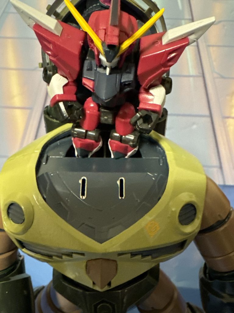 そして、、ズゴックの頭取り付け穴が ハロに見えてきた。いやきっとハロだ。ズゴックの頭をとるとハロがいるとは。。
