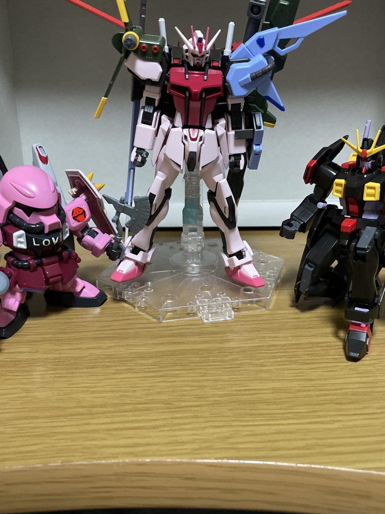 以前制作したミーアザクと、先述のガイアと並べて。 こうして見るといかにEGのクオリティが高いかを実感させられますね。ガイアはちょっとプロポーションが独特ですが、一応変形してくれるので、遊びの幅はあります。 ミーアザクは、中途半端にサフを吹いたブレイズウィザードと、武器を持たせています。塗装をしたものに匹敵するレベルの成形色での色分けには驚かされるばかりです。 話は変わりますが、中古で連ザ2プラスを購入して、かなりやっています。ミーアザクとガイアは出ますし、ルージュも出ますが、パーフェクトストライクは発売当時は存在しない形態なので、勿論いません。今ではガイアをよく使いますね。長々と見ていただきありがとうございます。次の作品でまたお会いしましょう。