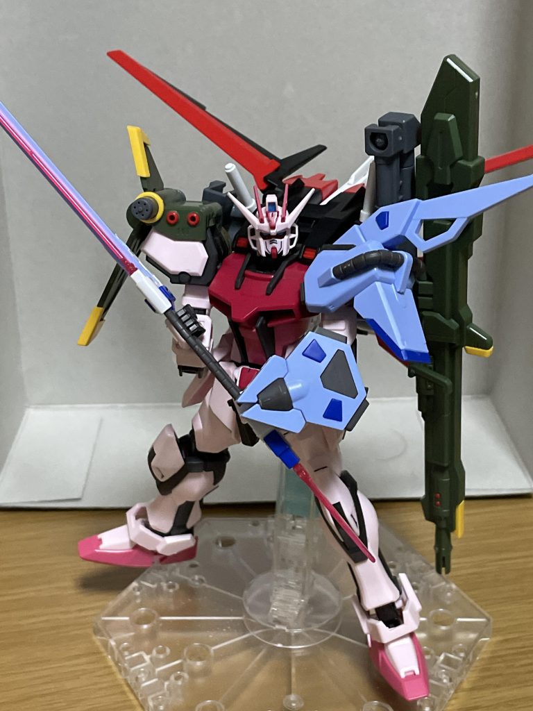 シュベルトゲベールを持たせて。 ビームエフェクトを取り付けるのですが、このオプションパーツセットを買う前にガイアのhgを作って遊んでいたときに、ビームブレイドのエフェクトが折れてしまったんですよね。ですが、今回のエフェクトの付け方的にも、まず折れることは無さそうです。 正直カッコいいのはいいんですが、ベースがEGなので、関節がヘタれやすいです。なのでヘタれる度にテープで補強しています。