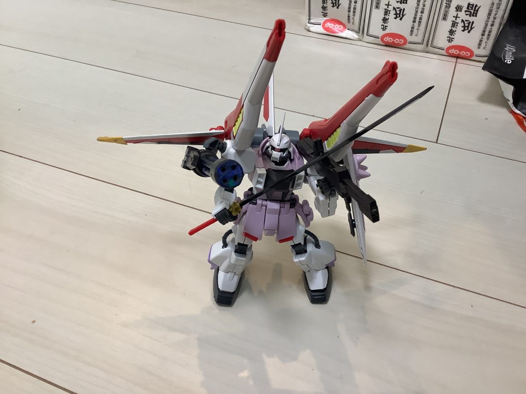 ちょっとガタガタしてる塗装用の塗料を持っていないのでいつか買いたい・ベース、ザクファントム(レイザバレル専用機)ガトリング、ルブリスウルビームライフル、Zガンダム他、セイバーガンダム