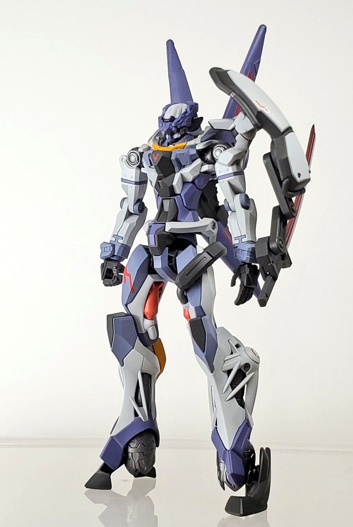 素立ち 正面 刀はシールドにマウント可能です。