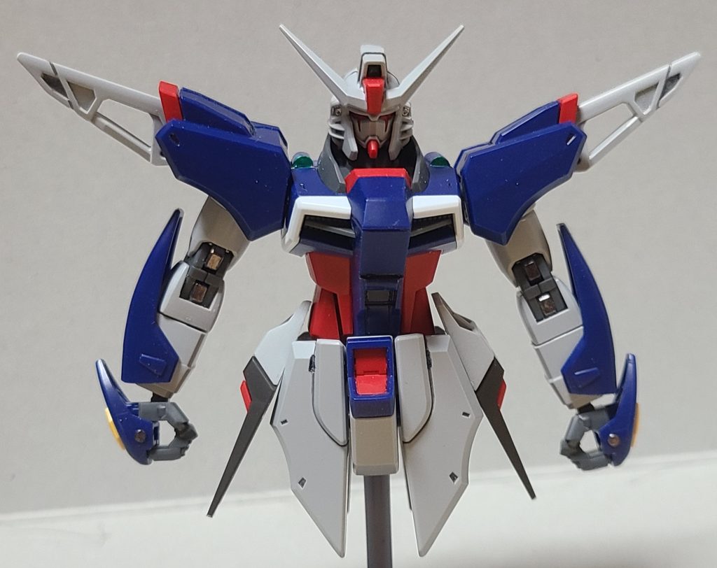 そしてだいぶ飛んで腰と両腕完成時。このタイミングで胴体の襟横のスペースにランナーででっち上げたセンサーの様なのを。