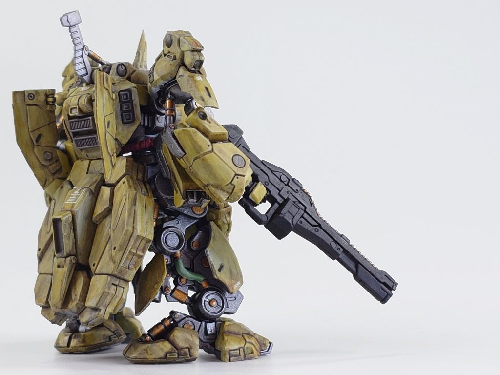 斜め後ろから足のフレームがちらっと見えるのがまたカッコいい…