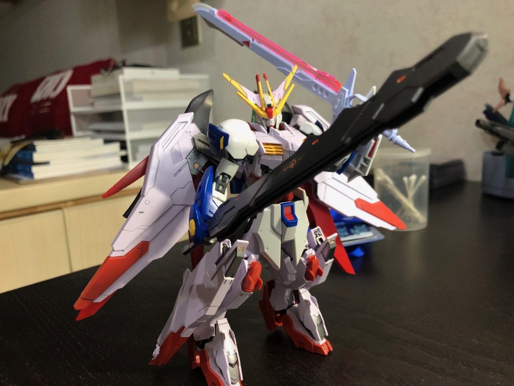 設定としては近距離特化のMSで、ダブル翼で敵陣に切り裂く。レールガンとバックパックのビーム砲も至近距離の運用。