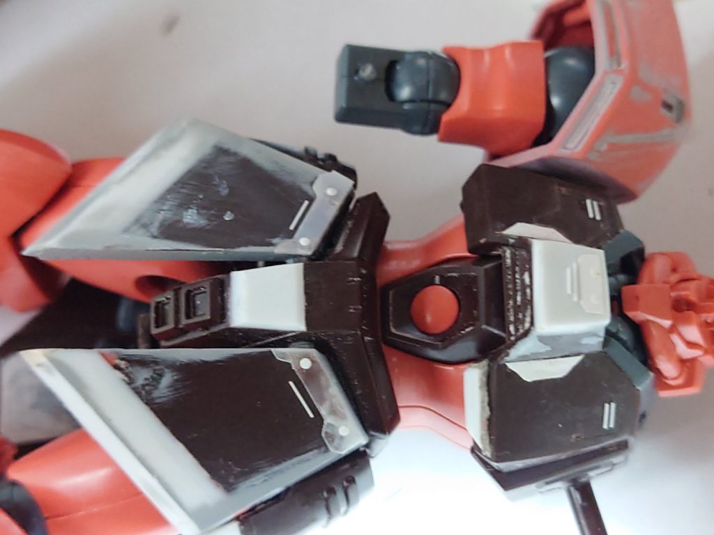 主に胴体周りデティールを入れてる途中ですね