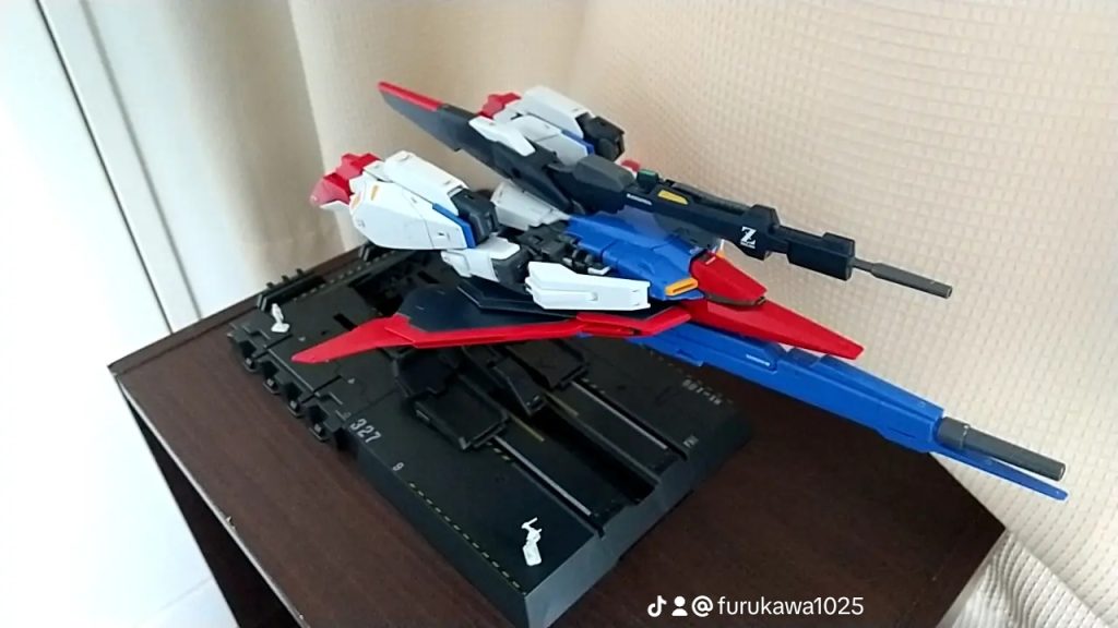 ウェイブライダー形態です。かっこいいですね〜