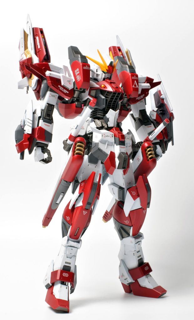 ◆前面F91はサイズが小さく、エクスインパルスとミキシングすると、バランスがいびつになってしまうため、肩と腰をジャンクパーツでボリュームアップしています。肩はHGガンダムキャリバーンのバリアブルロッドライフのブースター部分を使用。腰はHGシナンジュの胸部を加工して基部とし、ジャンクパーツでディティールアップ。