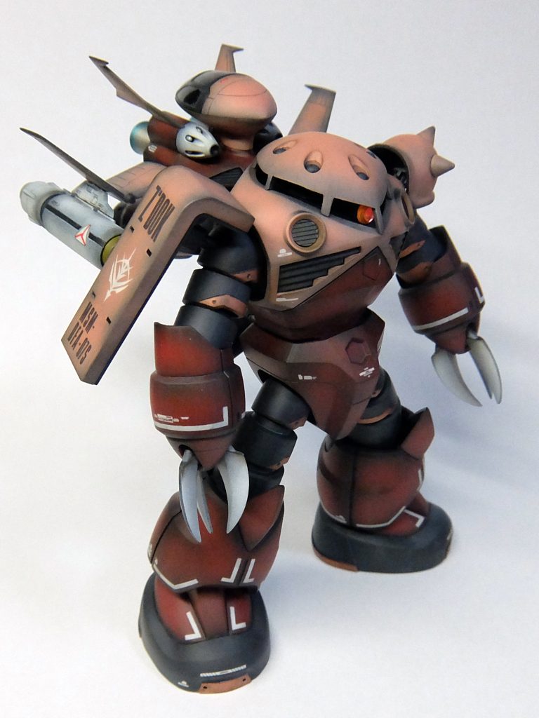 [蛇腹手足？について]こいつの特徴、複数の関節でできた腕と足、フレキシブル・ベロウズ・リム。 高性能やそうやけど、俺らメカニック班からしたら扱いづらいったらあらへん。 大佐、ジャブローでこの足で前に走ってたんやて・・・ あのガニマタ見たら分かるやろ。前に走るようにできてへん。カニみたいに横に走った方が速いに決まってるやん。 おかげでいっぱいある関節、全部ボロボロ、なおすん大変や。 どうせ大佐のことやから、何説明しても、次の出撃でも前向いて走るんやろな・・・ またなおすん大変なんのイヤやから、関節の補強と足裏をぶ厚くしといてん。 