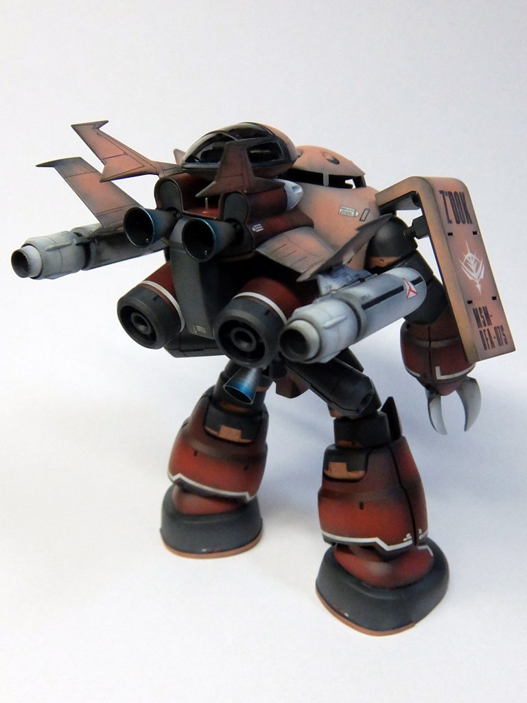 ・・・というイメージで作りました。 ズゴックとドップのミキシングというか、合体させてジャンクパーツを足したって感じです。 最初はRGズゴックのようにディテール追加、とか思ったのですが、ズゴックの良さってツルンとしたとこかな、と思い直して、逆に筋彫りとか消していく方向にしました。 今回全体のスタイル変更は足底2mm追加だけですが、諸々細かい所でいじってます。