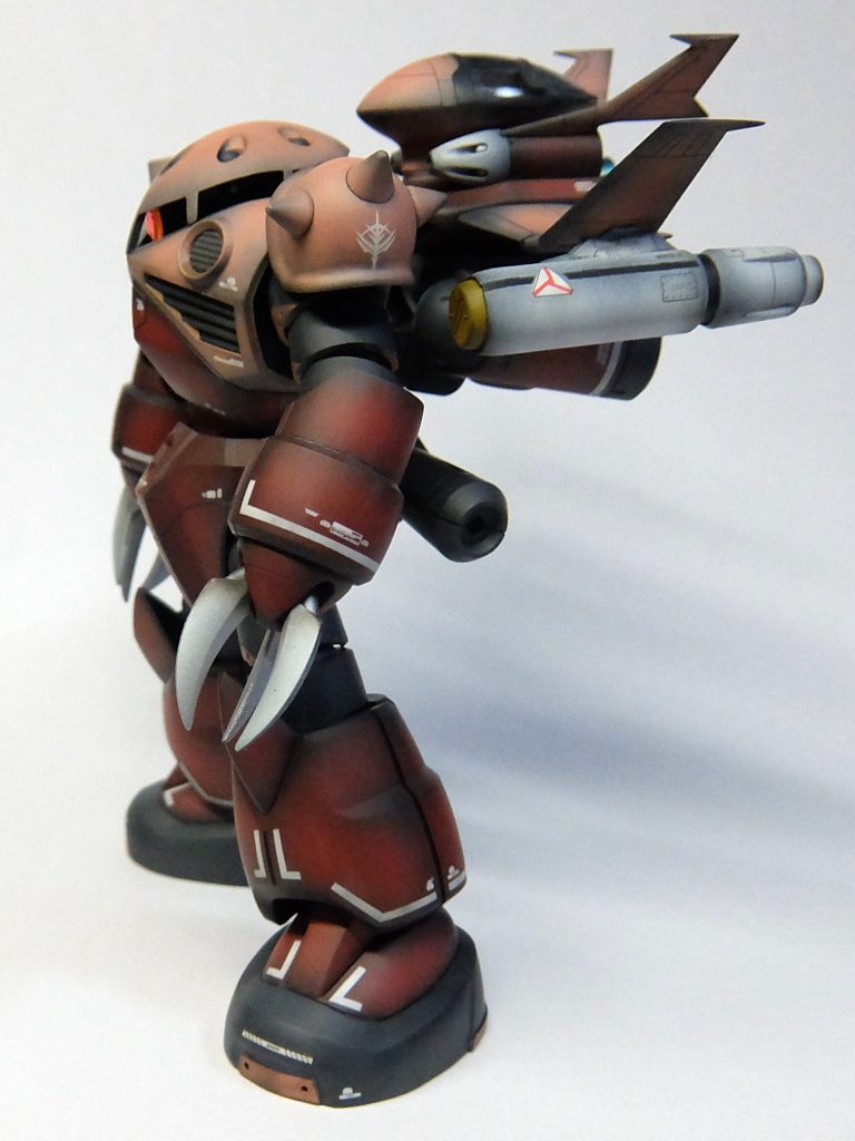 [塗装色について]大佐って、色に異様なこだわりあってな。 配属ん時、大量のペンキ持ち込みはったから、ちゃんとそれ使って塗ったで。 実は最初な、せっかくトゲトゲとか付けたから、ザクに寄せてピンクの面積多くして塗っててん。 でも何かボヤけて見えてな・・・ 結局前のズゴック同等になってもた。所々ちゃうけどな・・・ えっ？出撃前やのにえらい汚れてるて？ 試運転何回もして、検証に検証を重ねて、しっかりしたもんを大佐に載ってもらわなな。 パイルダーオンごっこが楽して、みんなで遊んでたからとちゃうで。 