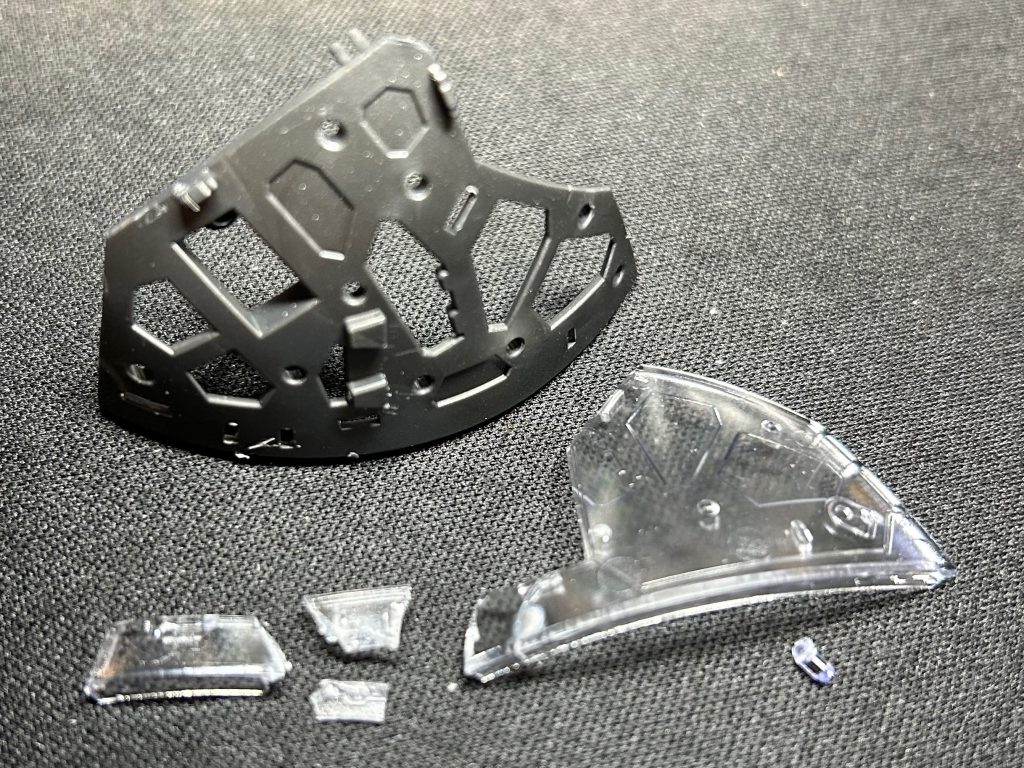 分解に失敗してパーツを割ってしまったところけっこう満身創痍レベルでパーツが割れまくりましたこの辺の苦労話は blog の方で