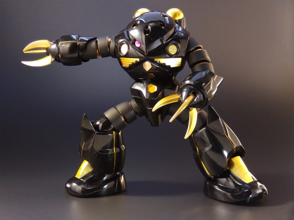 シャア専用ズゴックがジムを撃破した際の印象的なポーズ。素体は量産型ズゴックですが、かっこよさに違いは無いでしょう。