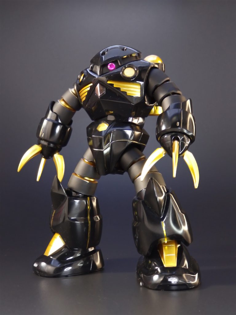 このズゴックは1999年発売の「HGUC 006」であり、今から25年以上も前の古いキットです。にも関わらず、近年のHGと比較してもほとんど見劣りしない、秀逸なフォルムになっています。このずんぐりむっくり具合が、実にズゴックらしいですね。